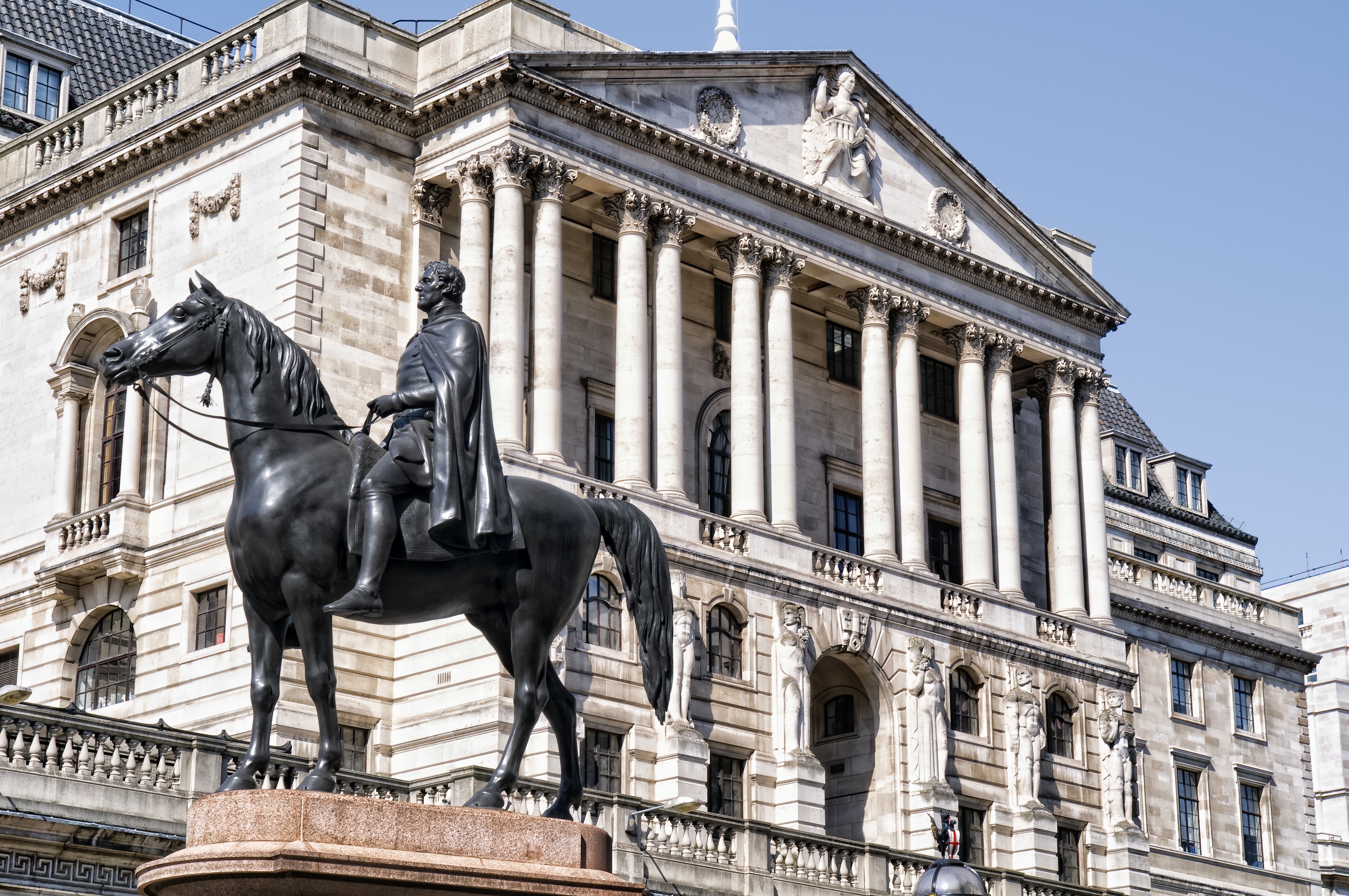 Face à l'inflation, la Banque d'Angleterre envisage des hausses de taux plus fortes